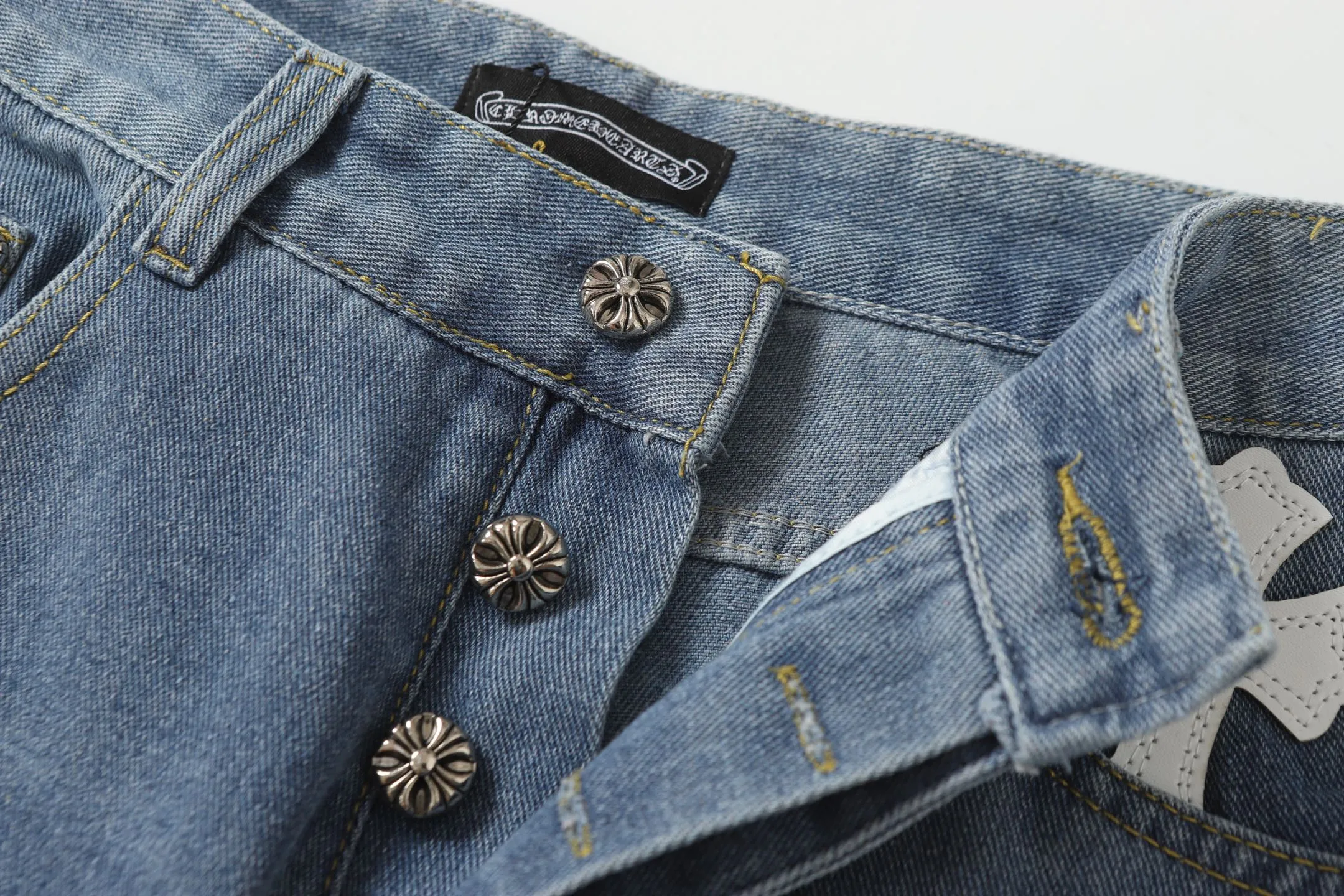 P280 Chrome Hearts/Chrome Hearts 2025SS retro faded ice blue black and white cross Paris limited denim trousers -Vibe style straight stacked god-level version -Ice blue faded denim fabric -A full set of old vintage hardware - Chrome Hearts washed ice blue The high version uses high-ounce custom fabrics, fermentation washing and soft color fixation, soft and thick to wear. The details are all made by hand-polished craftsmanship. All-over jacquard fabrics unique design style created through multiple processes to create a full retro feel Niche unique non-contrasting shirt. Customized distressed spray-painted buttons. Craftsmanship in every detail. Color: Picture color. Size: 28-36.